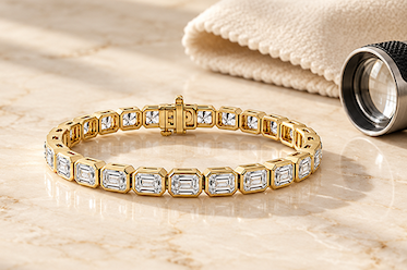 Emerald-cut diamond tennis bracelet in yellow gold